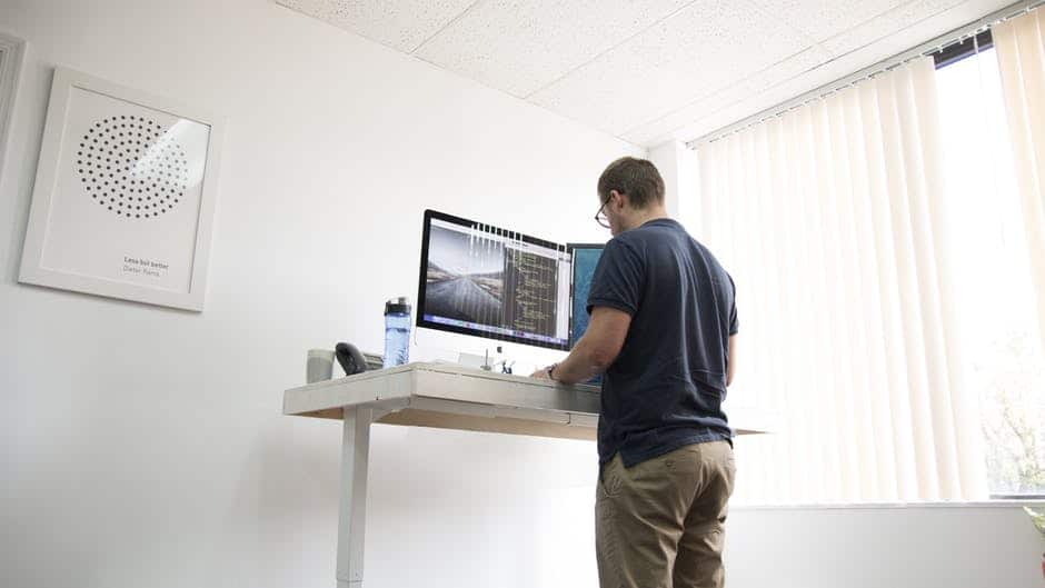 5 Reasons How Standing Desks Can Boost Your Work Performance